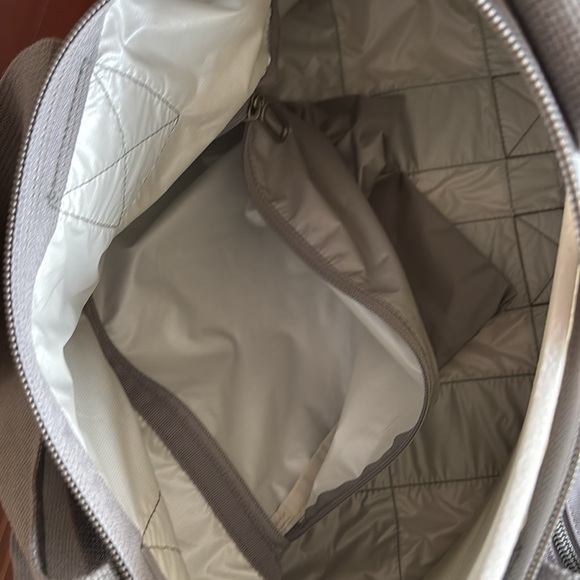 LeSportSac Essential Weekender Bag | Medium | Light Grey Silver & Gray Straps - Picture 11 of 13